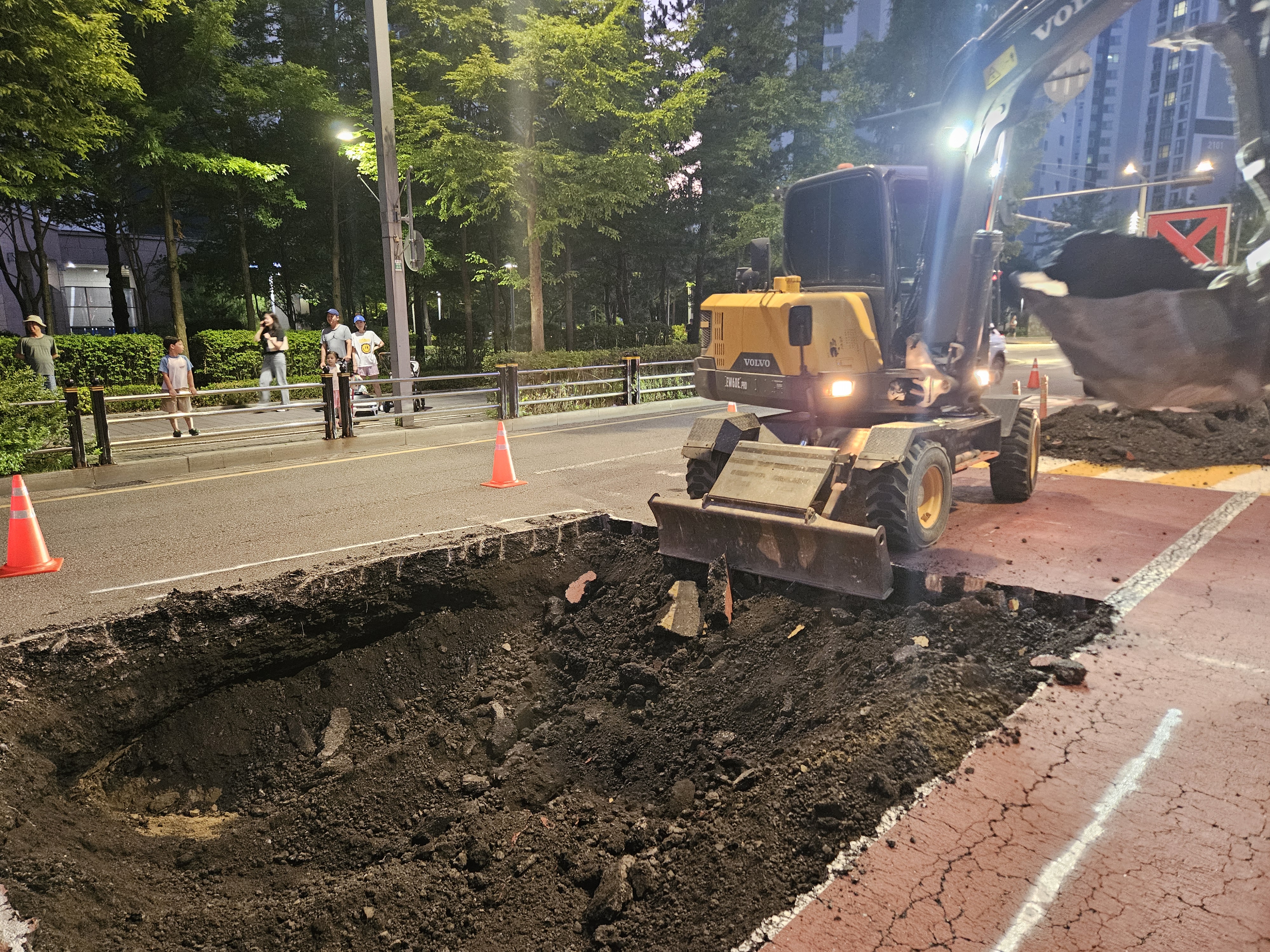 이재호 연수구청장이 최근 인천시 연수구 송도국제도시 도로에서 발생한 싱크홀 의심 신고를 한 구민을 만나 감사의 뜻을 전달했다